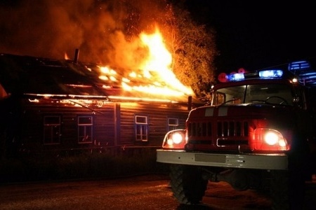 В посёлке Ново-Бобруйском горела нежилая половина дома, в жилой половине пострадал человек