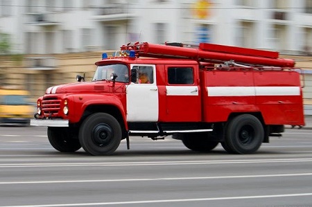В Калининграде пожарные боролись с огнём на площадке для сбора мусора