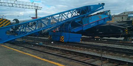 На литовской железной дороге упавший кран перегородил путь поезду Москва-Калининград