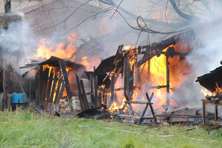 В посёлке Заречье пожарно-спасательные подразделения спасли один из трёх горевших сараев