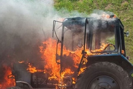 За минувшие сутки в Калининградской области сгорели автомобиль и трактор