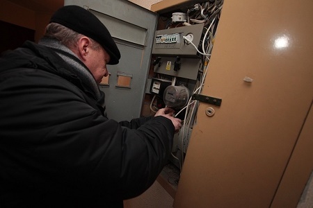 В Калининградской области мошенники меняют электросчётчики