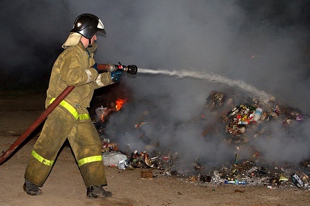 Дым и пламя мусорных костров: в янтарном крае продолжают полыхать площадки с бытовыми отходами
