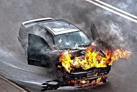 В Калининграде ночью сгорел автомобиль «Мерседес»