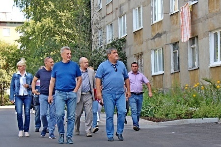 С мэром города Алексеем Силановым по дворам Калининграда