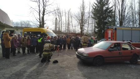 Калининградские спасатели показали кадетам, как бороться в огнем