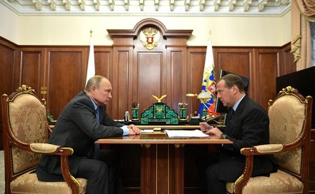 «Разводящий»: Медведев уходит в тень