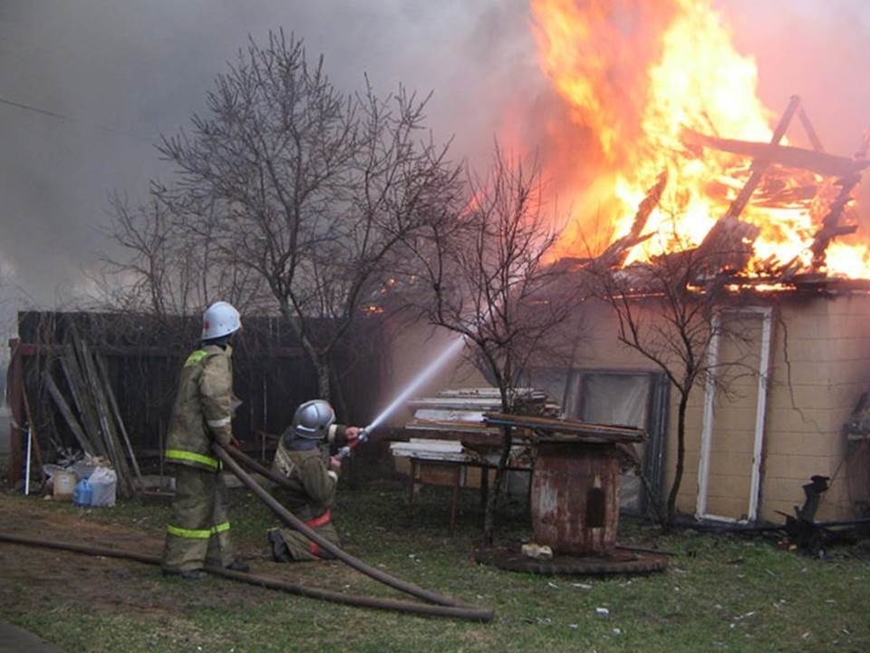 В Калининградской области пожарным удалось спасти пристроенный к сараю гараж
