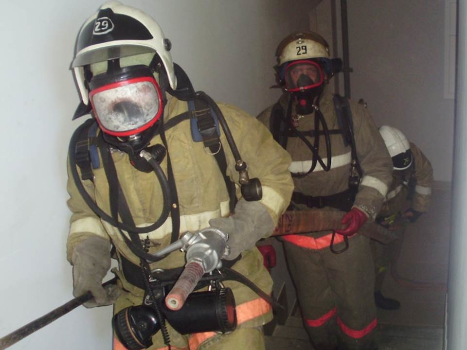 Во время тушения пожара под Калининградом было эвакуировано 15 человек