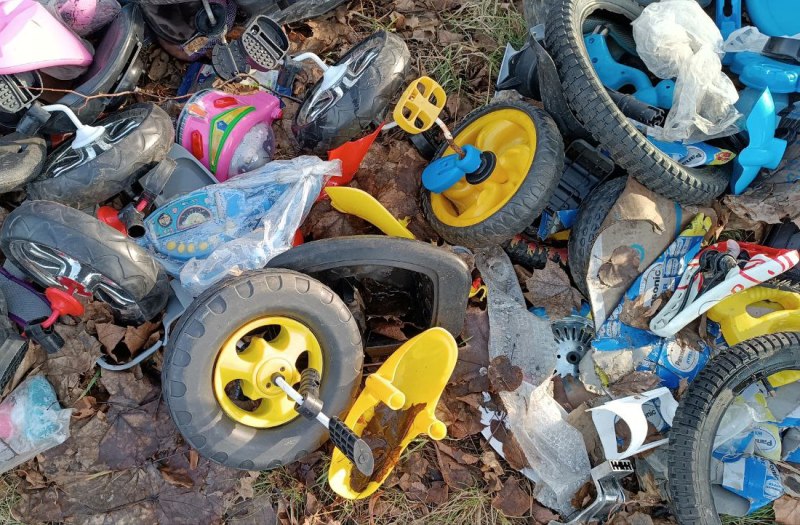 На окраине Калининграда обнаружено «кладбище» детских велосипедов