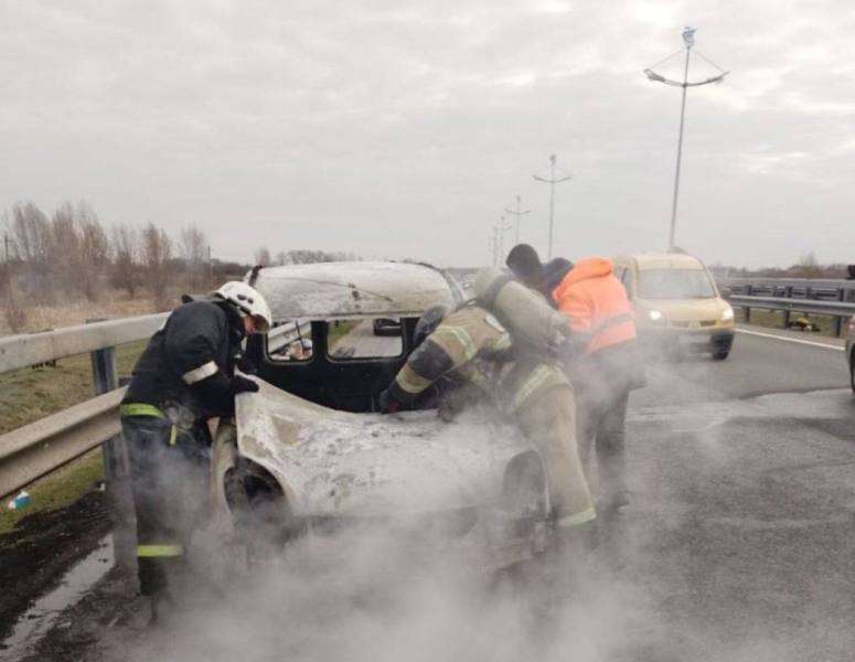 Под Калининградом автомобиль сгорел полностью потому, что его хозяин неправильно вызвал пожарных