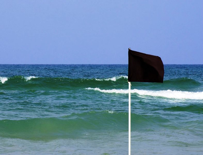 На побережье Калининградской области реют черные флаги