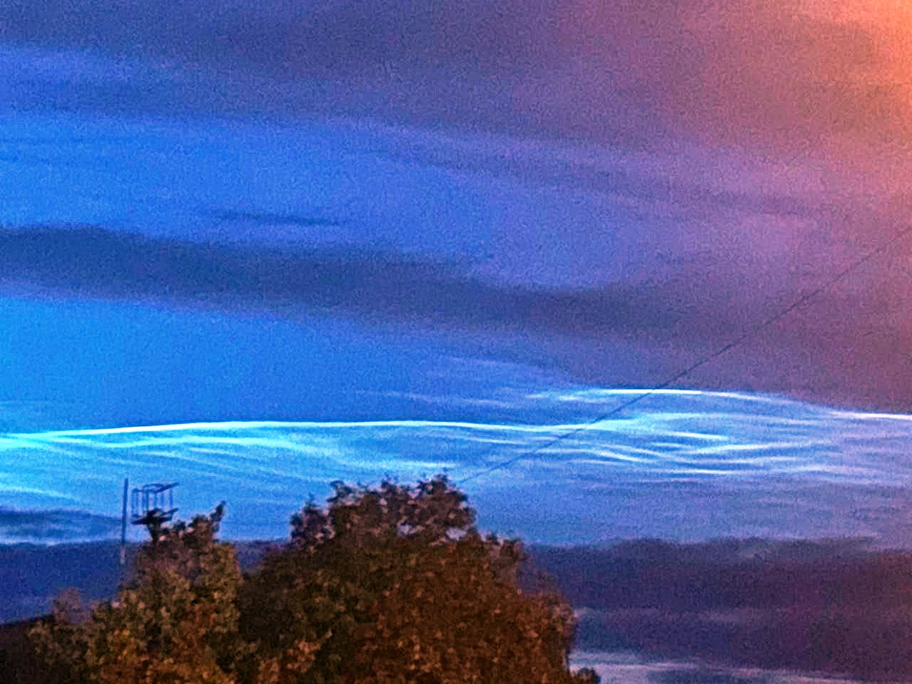 Над Калининградской областью сфотографировали яркие мезосферные серебристые облака
