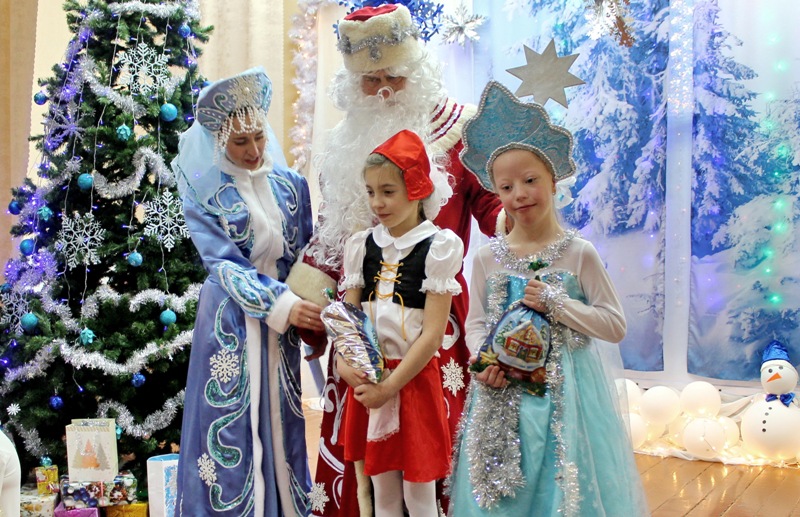 В Калининграде таможенники поздравили подшефных детей из школы-интерната с наступающим Новым годом