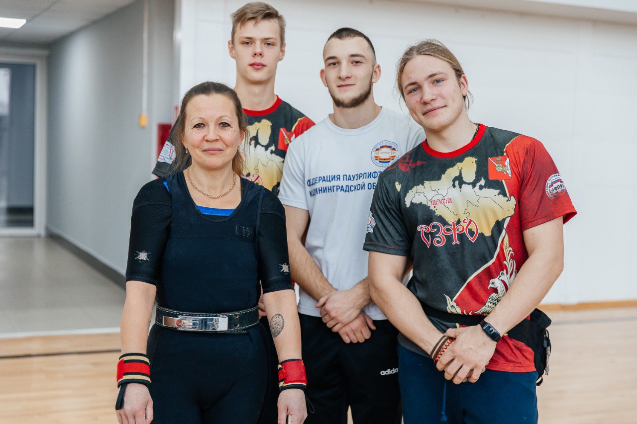 Сборная Калининградской области по пауэрлифтингу завоевала 19 наград окружных соревнований