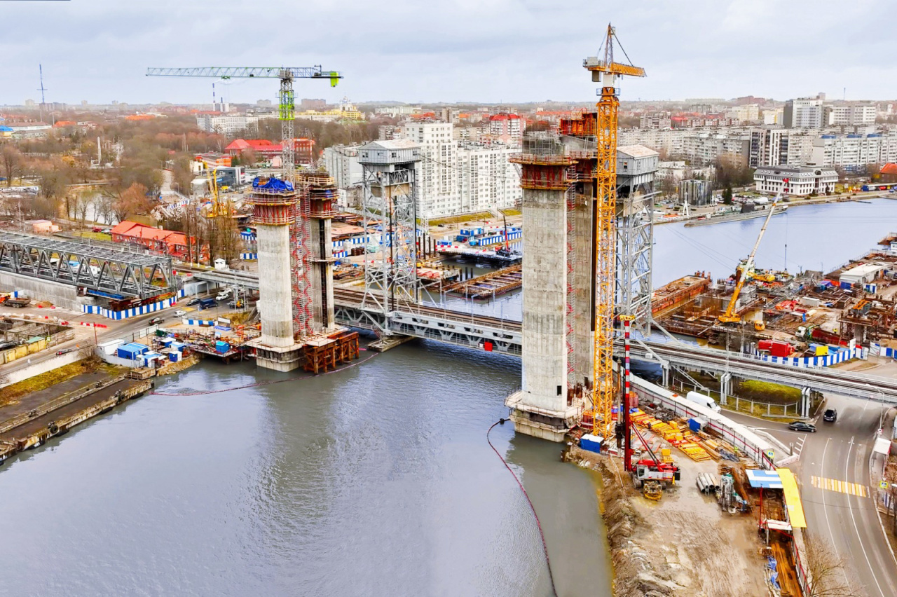 В Калининграде завершилось возведение первых башен железнодорожного моста через Преголю