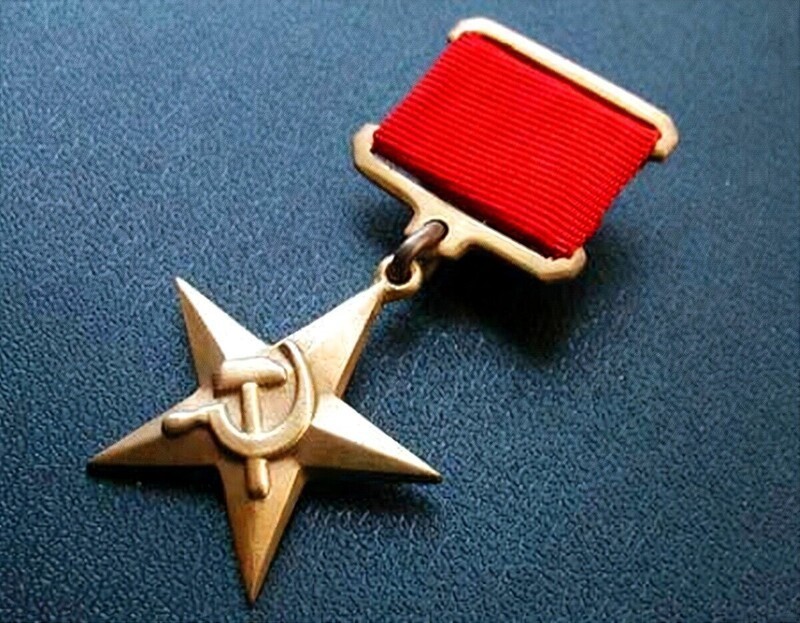 84 года назад в СССР была учреждена медаль «Серп и Молот» – знак отличия Героя Социалистического Труда