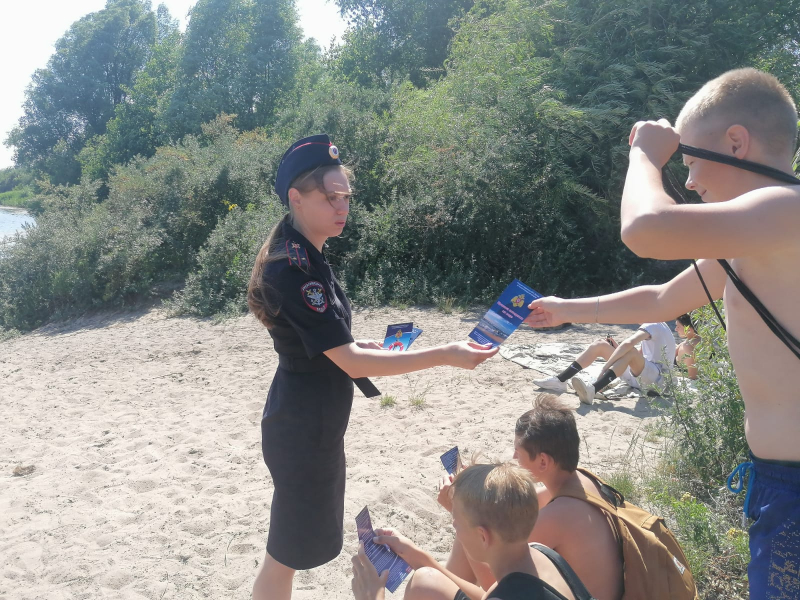 В Калининграде полицейские и сотрудники ГИМС раздавали памятки отдыхающим на пляжах