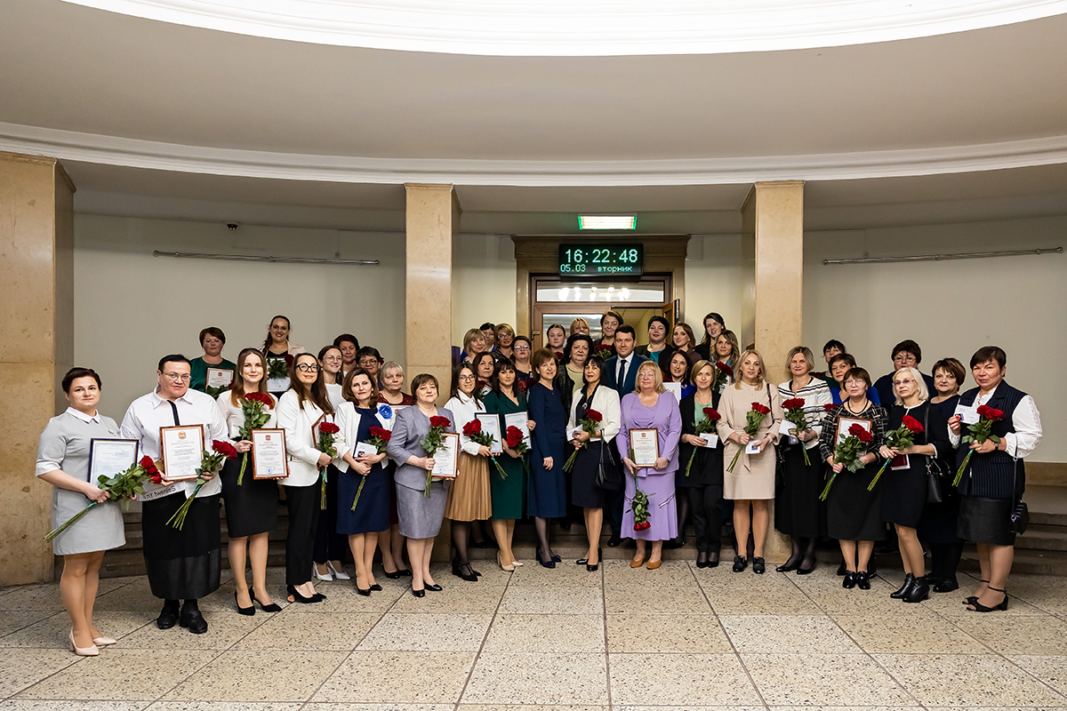 В правительстве Калининградской области наградили женщин-педагогов