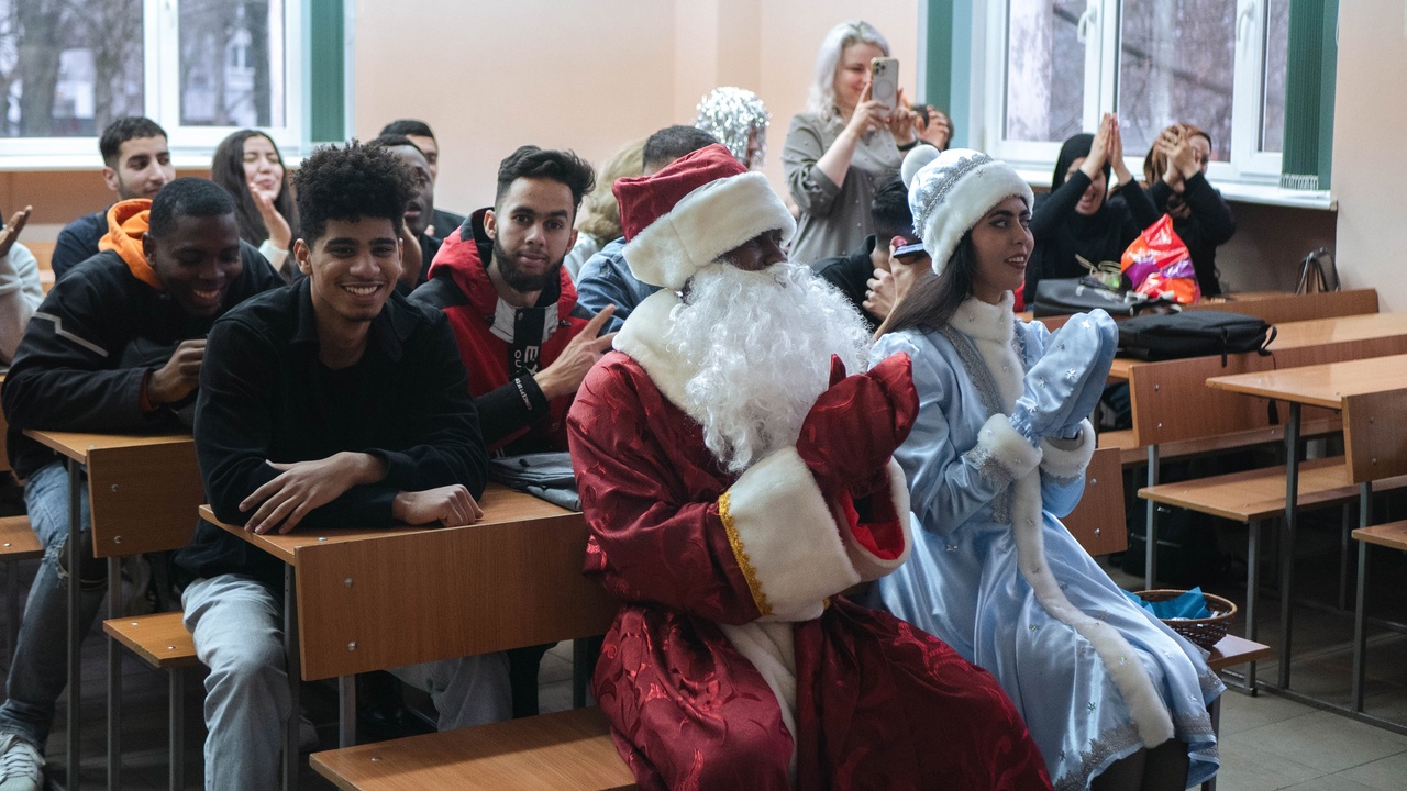 В Калининграде студентов с Новым годом поздравил Дед Мороз из Африки