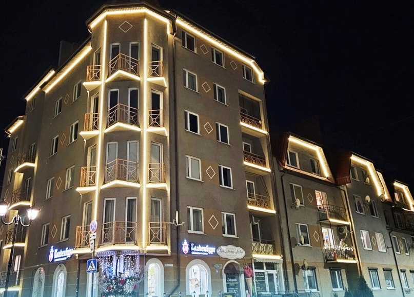 В городе-курорте под Калининградом на историческом доме установили архитектурную подсветку