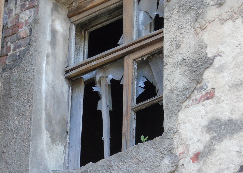 На западе Калининградской области прокуратура требует признать жилой дом аварийным