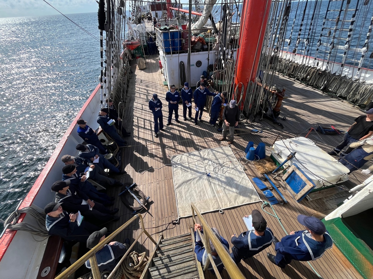 На барке «Седов» для курсантов были проведены занятия, посвящённые безопасности жизни на судне в море