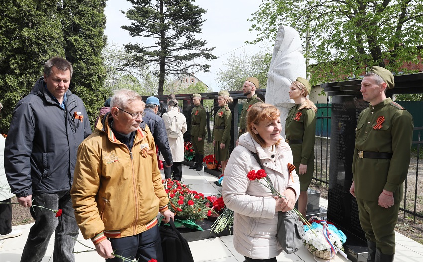 Калининградские железнодорожники возложили цветы к захоронению на станции Голубево