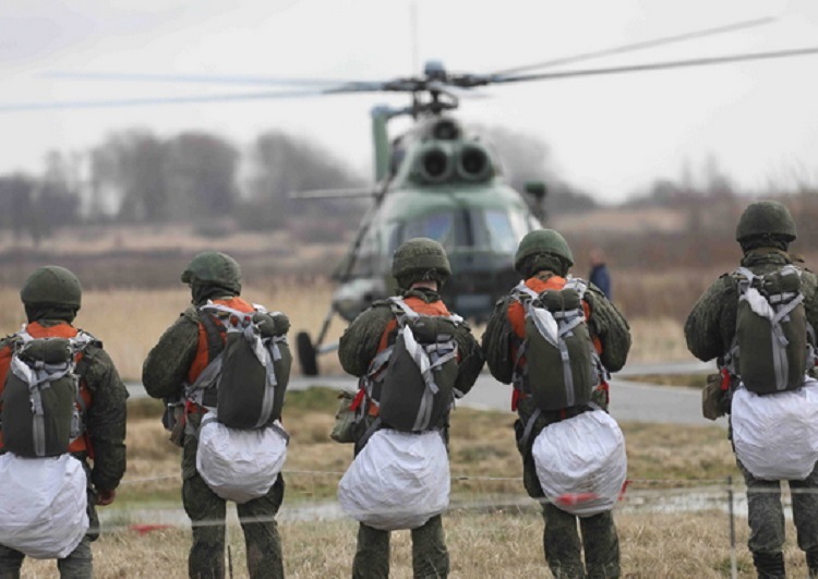 Военнослужащие Балтфлота выполняют парашютные прыжки в Калининградской области