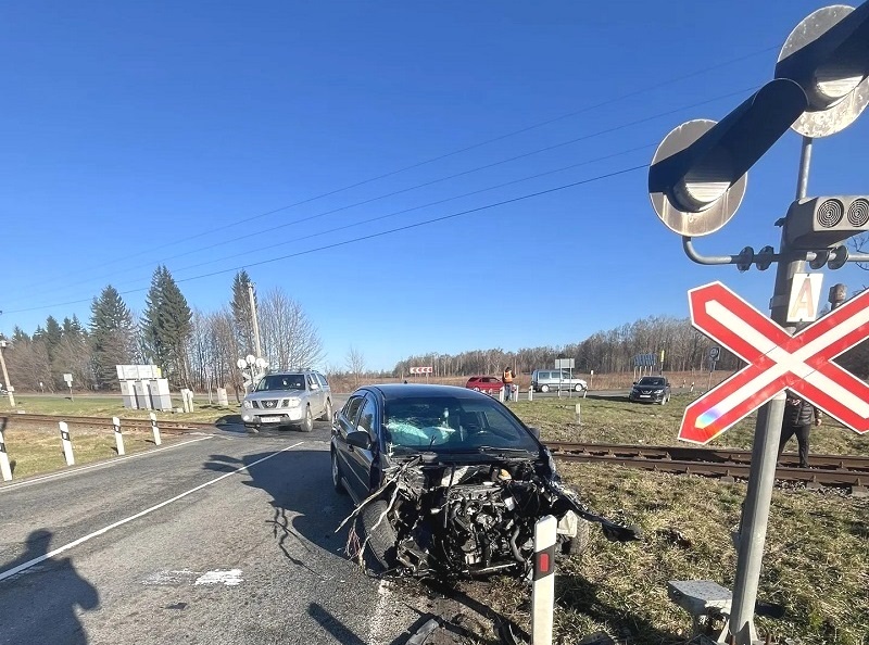 На железнодорожном переезде Балтийск-Шиповка автомобиль столкнулся с поездом