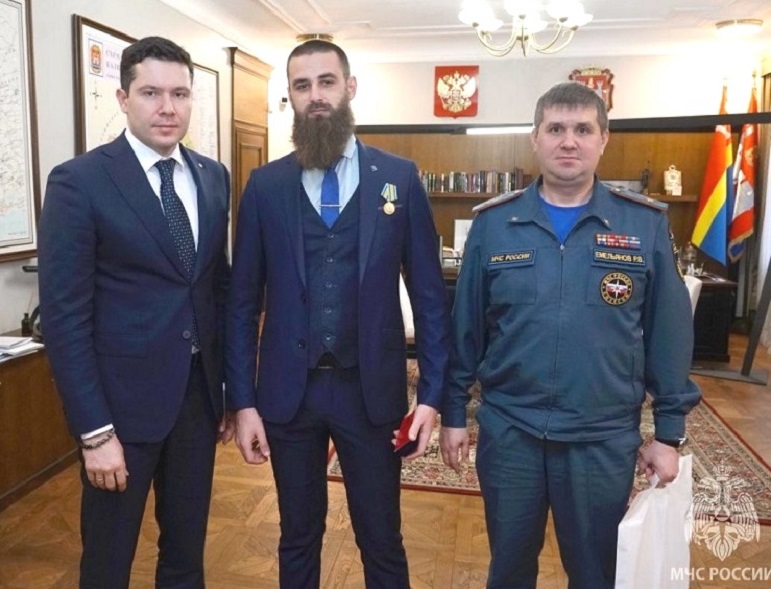 В Калининграде матросу-спасателю Кириллу Новик вручили ведомственную награду