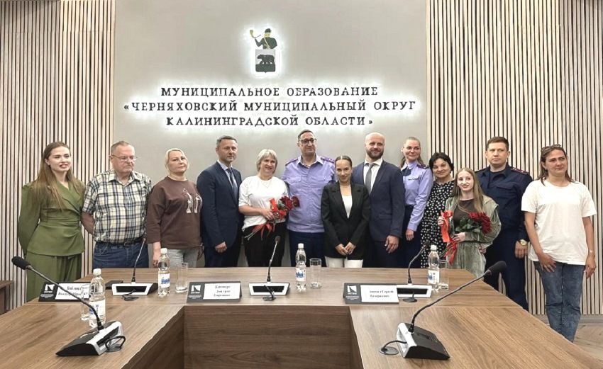 В муниципалитетах: в Черняховске аварийщикам вручили ключи от новых квартир 