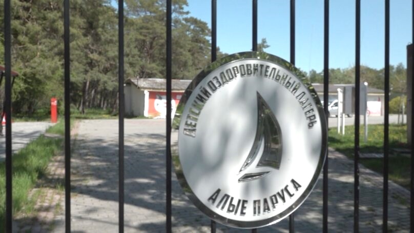 В детском лагере «Алые паруса» на Куршской косе отравились порядка 20 детей