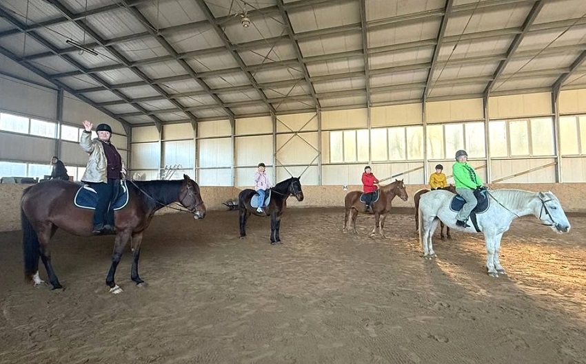 Лошадь для долголетия: в конно-спортивном центре «Раушен» организовали семейный праздник
