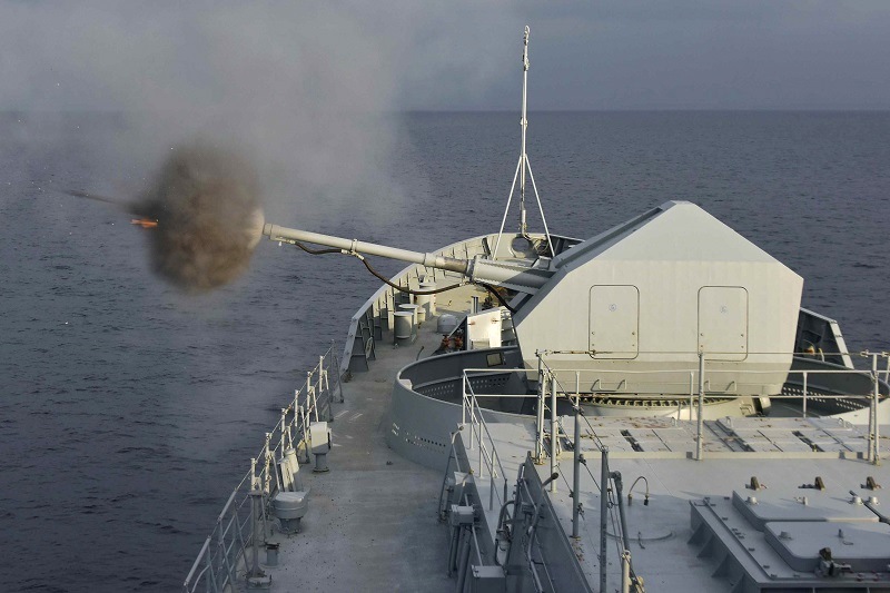 В Балтийске экипажи кораблей отразили воздушное нападение противника