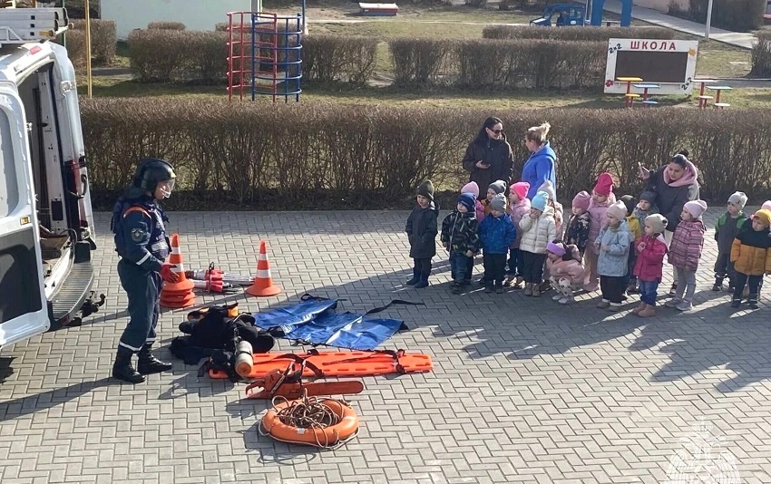 С младых ногтей: в гости к детишкам калининградского детсада приехали сотрудники ПСО