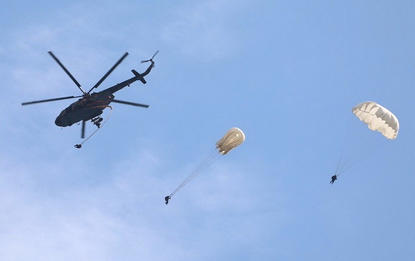 В Калининградской области лётчики Балтфлота отработали прыжки с парашютом