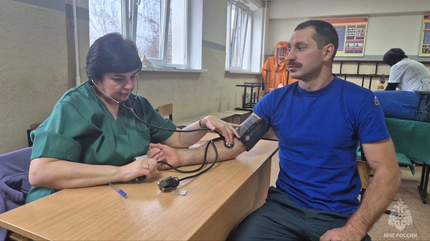 По долгу службы и по зову сердца: в Калининграде сотрудники МЧС России сдали 13 литров крови
