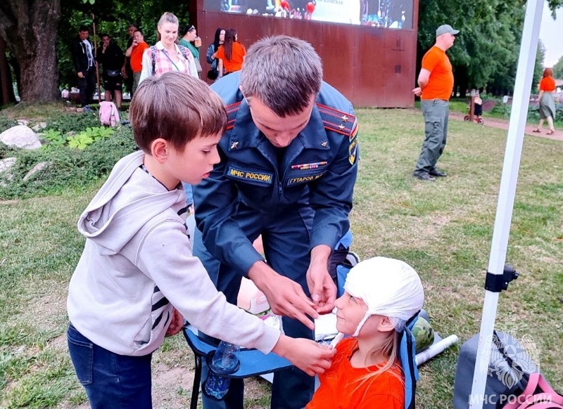 В Калининграде сотрудники МЧС России приняли участие в акции «Освети дорогу домой»