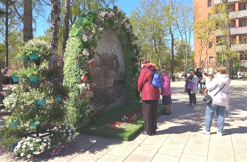 Площадь Зеленоградска украсила цветочная композиция, выигравшая областной конкурс