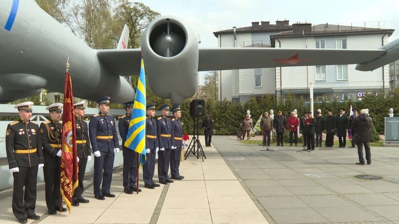 Память: в Чкаловске торжественно открыли мемориальные плиты лётчикам