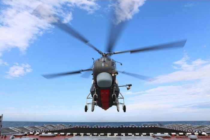 Экипажи вертолётов Балтфлота отработали взлёты и посадки на палубу авианосного корабля