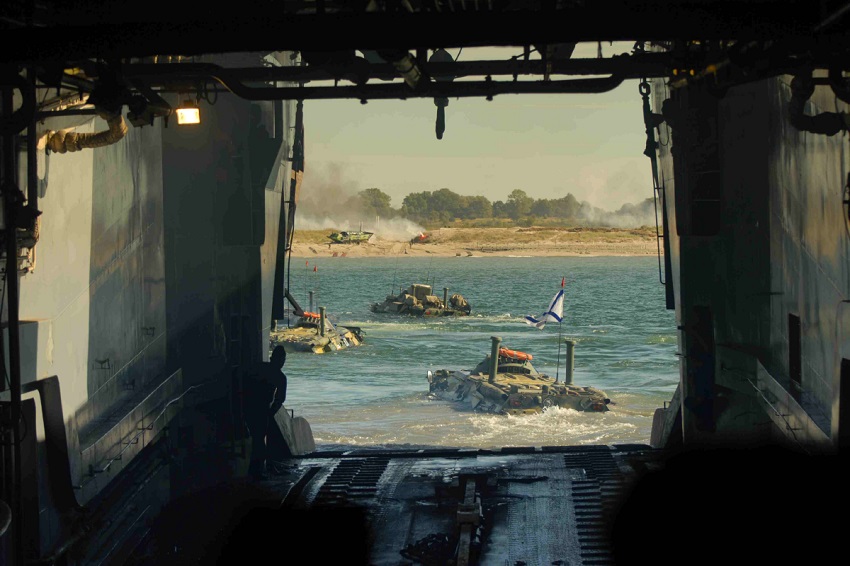 Морские пехотинцы Балтфлота выполнили погрузку военной техники на малый десантный корабль
