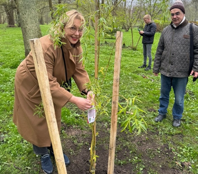 Арина Шарапова приняла участие в экоакции в городском парке Зеленоградска