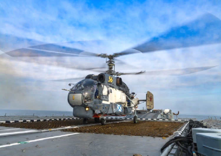 Экипажи корабельных вертолётов Балтфлота выполнили посадки на палубу авианосного корабля