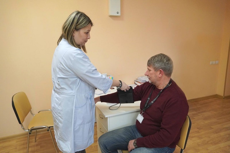 Сотрудники Янтарного комбината могут посетить терапевта прямо на предприятии