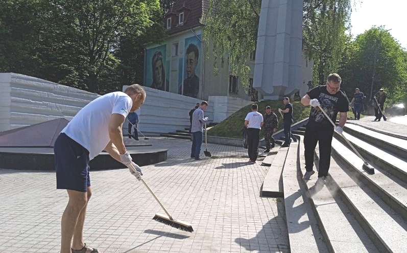 Калининградские железнодорожники провели субботники на братских захоронениях