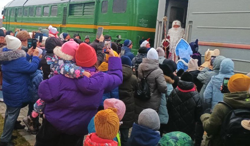 На Калининградской железной дороге начал курсировать новогодний поезд