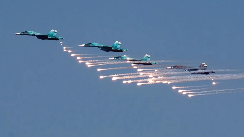 Экипажи Су-30СМ и Су-24 Балтфлота отработали нанесение ударов по кораблям противника