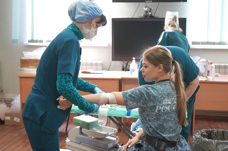 Более 20 калининградских приставов поделились своей кровью 